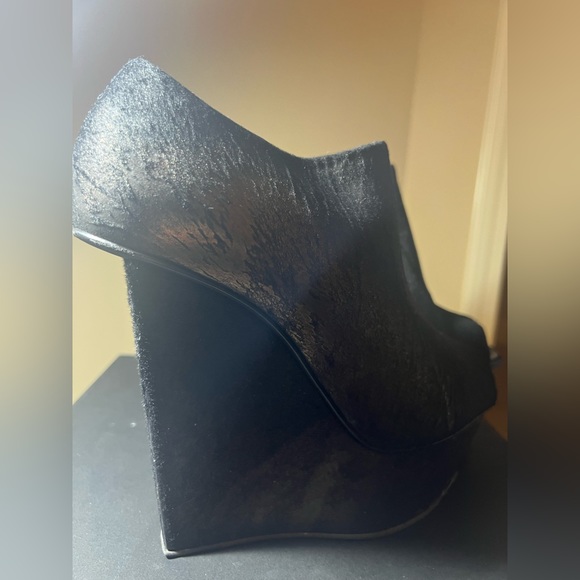 Most Favorite! A dark brownish leather with hair on platform - Picture 3 of 4